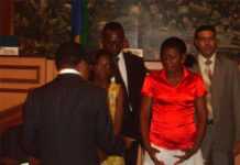 Les premières cartes d’assurance maladie ont été délivrées au Gabon Le président Bongo remmettant les cartes