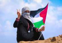 Une femme avec le drapeau palestinien