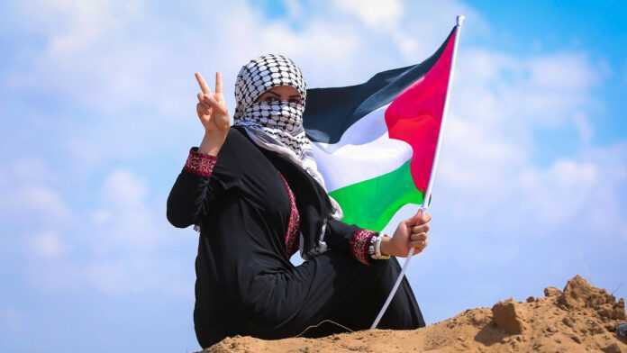 Une femme avec le drapeau palestinien