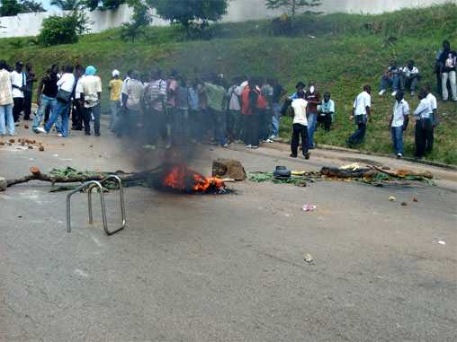 EtudiantsGabonManif3.jpg