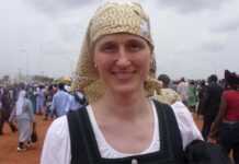 Cameroun : Benoît XVI fait le bonheur des fidèles fideleallde.jpg