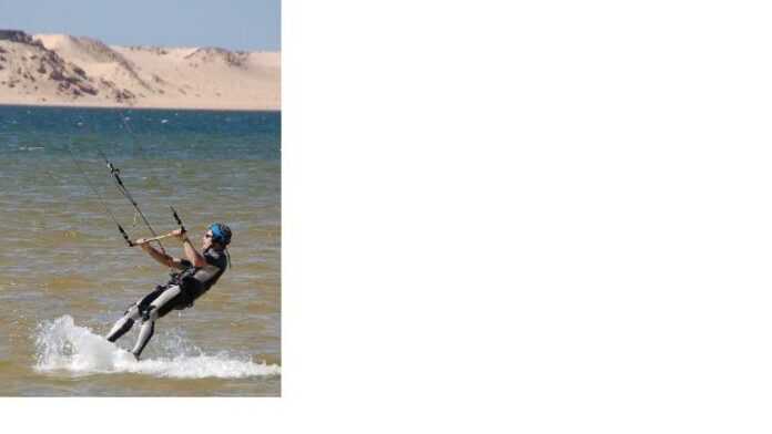 Kitesurfer sur fond de désert