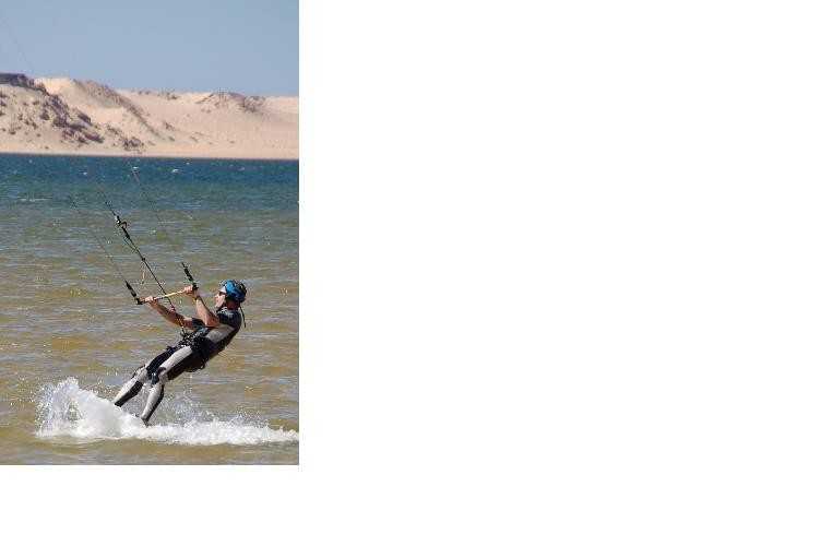Kitesurfer sur fond de désert Kitesurfer sur fond de désert