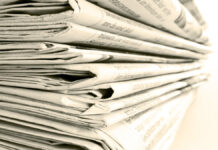 Une pile de journaux