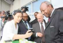 « Simu ya Solar », un mobile vert au Kenya Au centre et en retrait, Michael Joseph