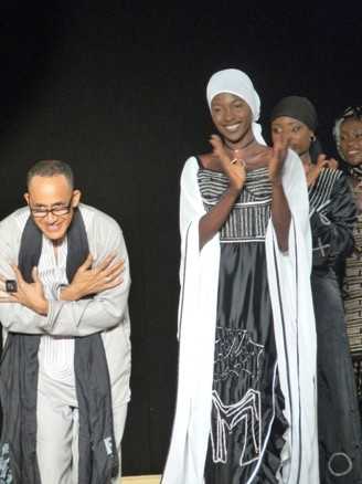Le styliste Alphadi (Niger), fondateur du Fima et ses modèles Le styliste Alphadi (Niger), fondateur du Fima et ses modèles