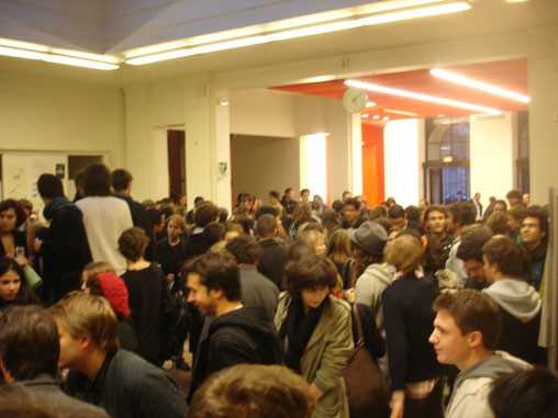 La foule massée dans le hall