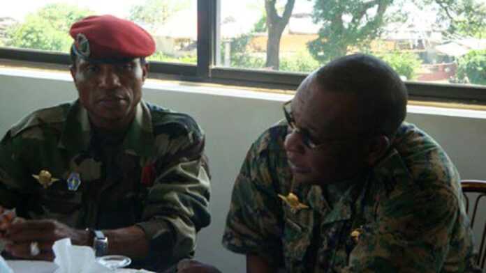 Photo : Moussa Dadis Camara et Sékouba Konaté / Par Franck Salin, le 3 octobre 2009 à Conakry, Guinée