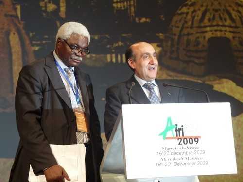 De gauche à droite, Jean-Pierre Elong Mbassi et Omar Bahraoui, le président de l'Association nationale des collectivités locales du Maroc lors de la cérémonie de clôture d'Africités 5