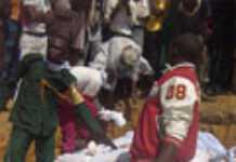 Aminu Abubakar/IRIN : Des bénévoles disposent les cadavres qui seront enterrés dans une fosse commune du cimetière de Naraguta, au nord de Jos