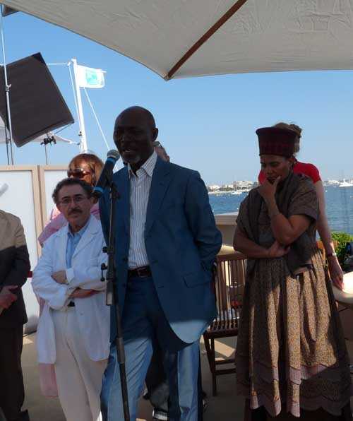 Charles Mensah, président du Fepaci, annonçant le lancement du Fonds panafricain d'aide au cinéma sur le pavillon Charles Mensah, président du Fepaci, annonçant le lancement du Fonds panafricain d'aide au cinéma sur le pavillon