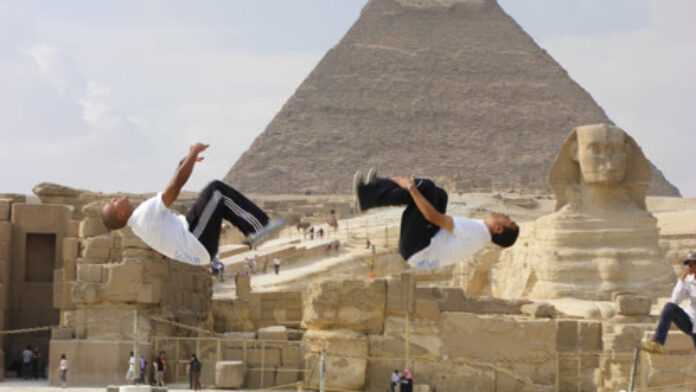 Performance au pied des pyramides