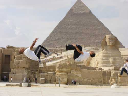 Performance au pied des pyramides Performance au pied des pyramides