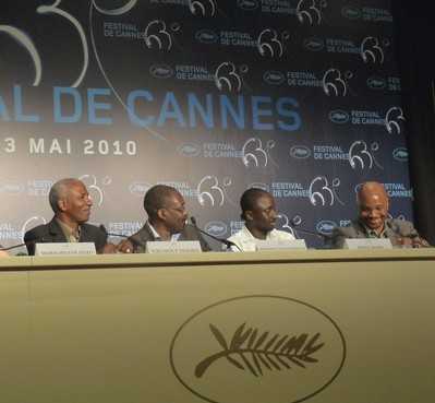 Mahamat-Saleh Haroun et ses acteurs principaux : Youssouf Djaoro (Adam), Diouc Koma (Abdel) et Emil Abossolo-Mbo