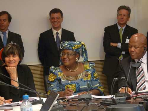 Mme Calmy-Rey, Mme Ngozi Okonjo-Iweala et M. Radebe, ministre sud-africain de la Justice, lors d'une conférence de presse. Paris, le 8 juin 2010 