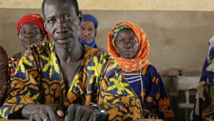 Le responsable du village et d’autres habitants à Louta, dans le nord du Burkina Faso © Nancy Palus/IRIN