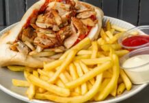 Un kebab avec des frites