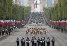 14 juillet : les soldats africains au garde-à-vous ! Défilé du 14 juillet, avenue des Champs-Elysées à Paris