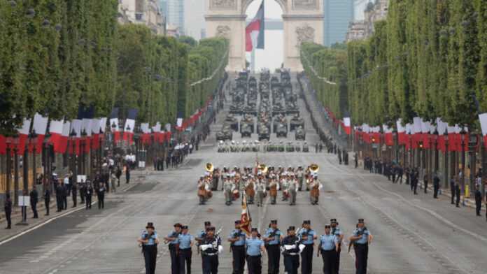 Défilé du 14 juillet, avenue des Champs-Elysées à Paris