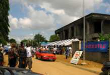 Les supporters de Laurent Gbagbo à pied d’œuvre Devant le siège du LMP