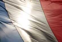 Un Algérien inaugure la condamnation pour « outrage au drapeau » français Un Algérien inaugure la condamnation pour « outrage au drapeau » français