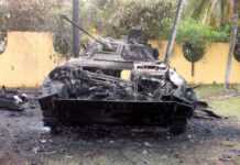 Un tank pro-Gbagbo bombardé par Licorne