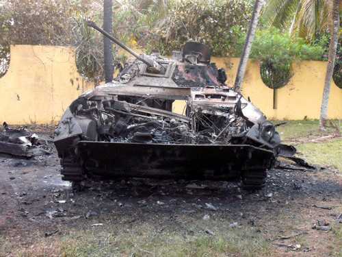 Un tank pro-Gbagbo bombardé par Licorne