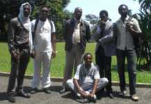 La danse africaine s’exprime au festival Akini A Loubou Sandrin Lekongui entouré de danseurs