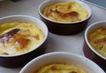 Flan doré à la banane et à la noix de coco Flan doré à la banane et à la noix de coco