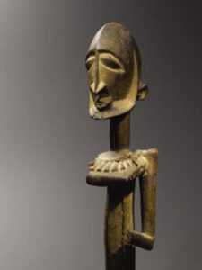 Figure masculine assise avec collier, N'duleri