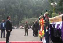 Sassou-Nguesso-devant-les-cerceuils1.jpg