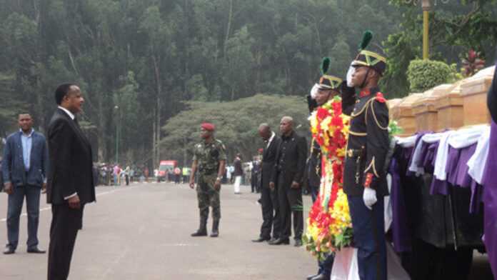 Sassou-Nguesso-devant-les-cerceuils1.jpg