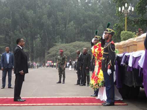 Sassou-Nguesso-devant-les-cerceuils1.jpg