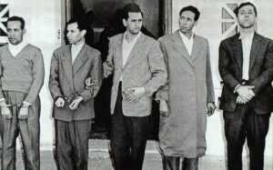 Délégation des principaux dirigeants du FLN (de gauche à droite : Mohamed Khider, Mostefa Lacheraf, Hocine Aït Ahmed, Mohamed Boudiaf et Ahmed Ben Bella) après leur arrestation à la suite du détournement, le 22 octobre 1956 par l'armée française, de leur avion civil marocain, entre Rabat et Tunis, en direction du Caire (Égypte).