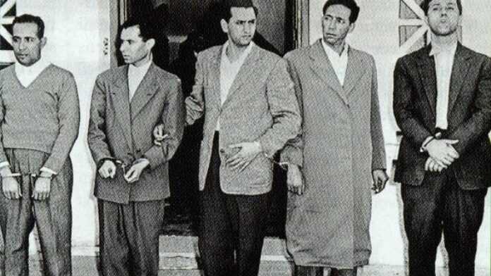 Délégation des principaux dirigeants du FLN (de gauche à droite : Mohamed Khider, Mostefa Lacheraf, Hocine Aït Ahmed, Mohamed Boudiaf et Ahmed Ben Bella) après leur arrestation à la suite du détournement, le 22 octobre 1956 par l'armée française, de leur avion civil marocain, entre Rabat et Tunis, en direction du Caire (Égypte).