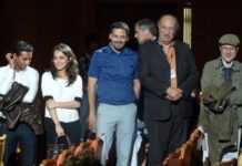 Merzak Allouache (extrême droite) et ses acteurs lors de la projection du "Repenti" à la Quinzaine des réalisateurs le 19 mai 2012