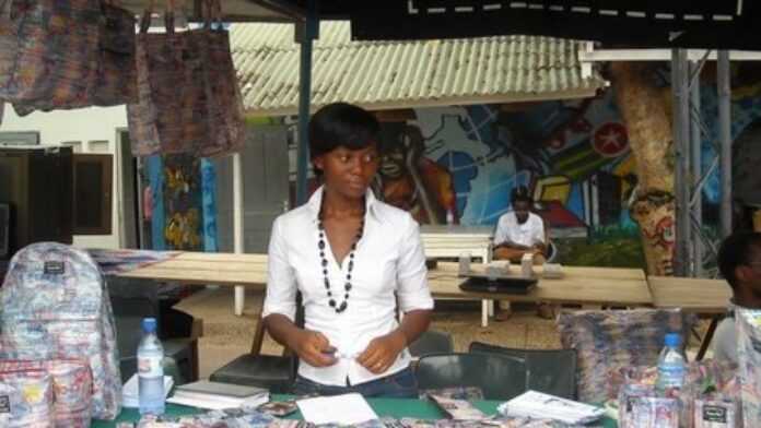 Nina Akue au milieu des produits recyclés Zam-Ké