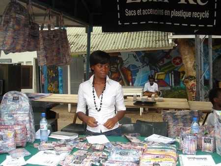 Nina Akue au milieu des produits recyclés Zam-Ké