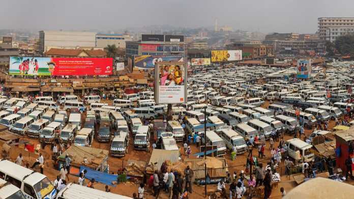 Vue aérienne de la gare centrale de minibus de Kampala