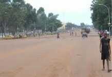 Centrafrique : des travaux de collage de casseroles sur l’avenue des Martyrs à Bangui
