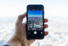 Personne tenant un smartphone