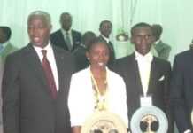 Gabon : le gouvernement récompense les meilleurs agents de l’administration publique Gabon : le gouvernement récompense les meilleurs agents de l’administration publique