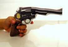 Afrique du Sud : à 7 ans, elle tue son amie avec un révolver Afrique du Sud : à 7 ans, elle tue son amie avec un révolver