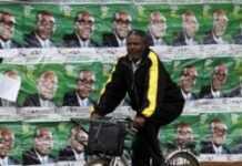 Zimbabwe :  poursuivi pour avoir utilisé une affiche de Mugabe comme papier toilette