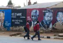 Peinture et frise chronologique de la vie de Nelson Mandela