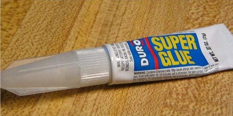 Recoller Une Couronne Avec De La Glue Elle arrache les testicules de son fils et tente de les recoller avec