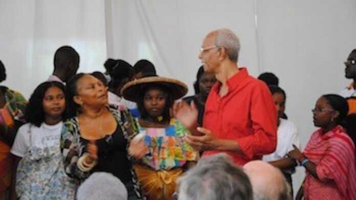 Elie Stephenson et Christiane Taubira lors d'une représentation d'une pièce de l'écrivain sur le Pôle Universitaire de Guyane en juin 2011