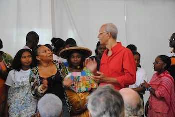 Elie Stephenson et Christiane Taubira lors d'une représentation d'une pièce de l'écrivain sur le Pôle Universitaire de Guyane en juin 2011