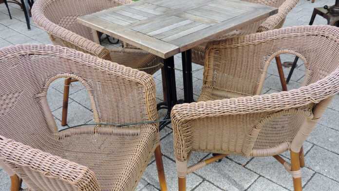 Des chaises de restaurant