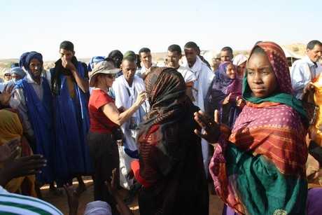 Des femmes de Oualata dansent (©Fouâd Harit/Afrik.com)